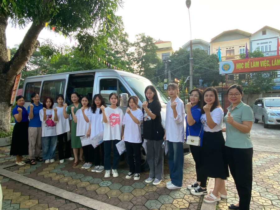 Giáo viên động viên thí sinh thi tốt. Ảnh Ngô Chuyên.