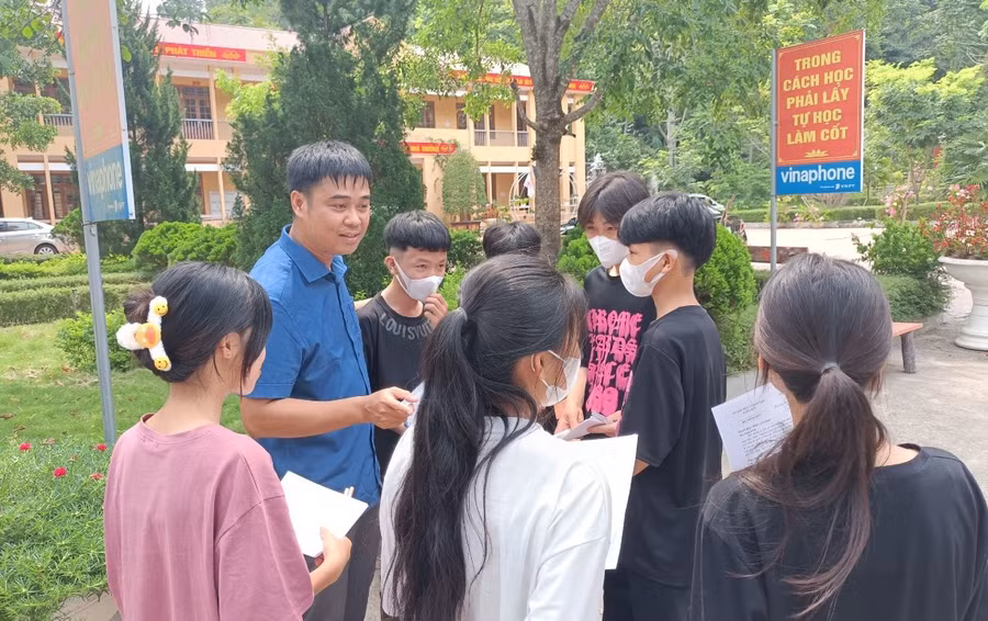 Thầy Triệu Quốc Hưng đưa trò đi thi vào lớp 10.