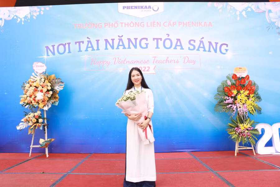 Cô Đặng Thị Phượng - Tổ trưởng tổ Tiếng Anh, Trường Phổ thông liên cấp Phenikaa (Hà Nội). Cô Đặng Thị Phượng - Tổ trưởng tổ Tiếng Anh, Trường Phổ thông liên cấp Phenikaa (Hà Nội).