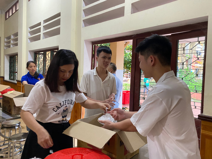 Thầy cô chuẩn bị xôi sáng cho học sinh. Ảnh Ngô Chuyên.