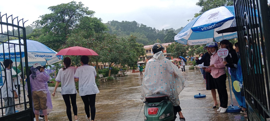 Lạng Sơn có cơn mưa lớn xuất hiện, nhiều thí sinh đã chủ động đến trường thi sớm. Lạng Sơn có cơn mưa lớn xuất hiện, nhiều thí sinh đã chủ động đến trường thi sớm.