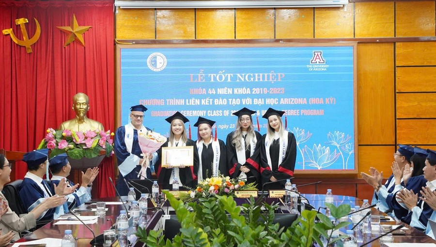 Những sinh viên sắc trong khoá đầu tiên của Chương trình liên kết đào tạo với Đại học Arizona, Hoa Kỳ.