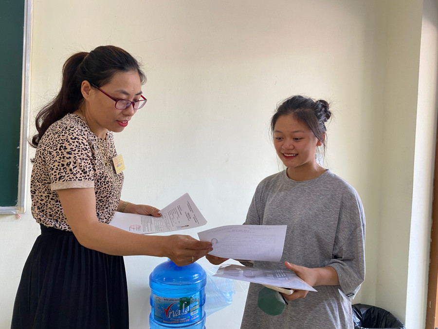 Thầy cô kiểm tra thông tin thí sinh với phiếu dự thi để đối chiếu. Ảnh Ngô Chuyên. Thầy cô kiểm tra thông tin thí sinh với phiếu dự thi để đối chiếu. Ảnh Ngô Chuyên.