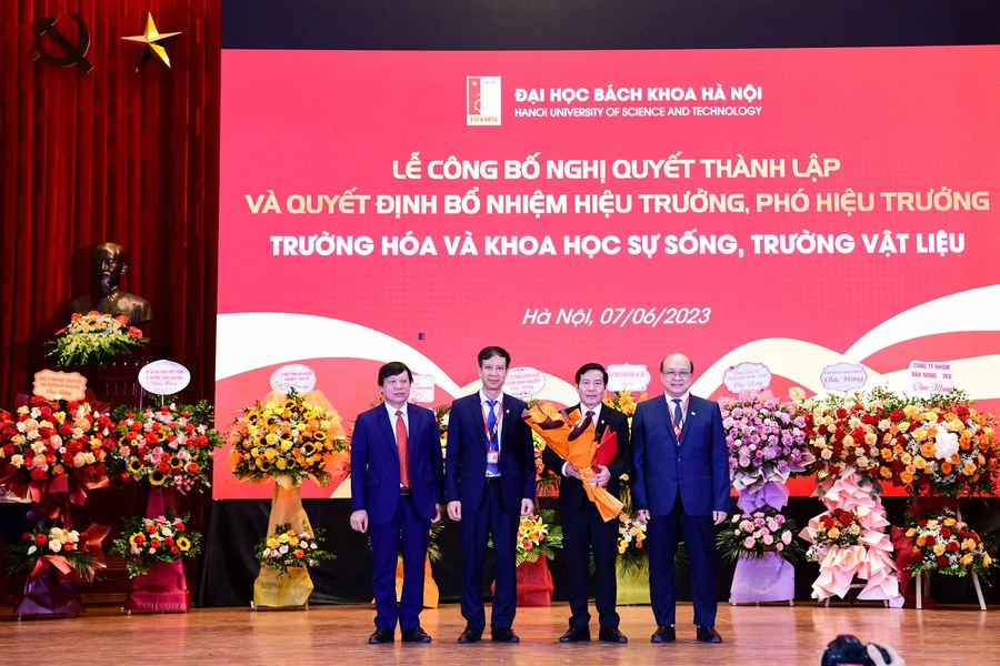 GS. Huỳnh Trung Hải (thứ 2 từ phải sang) nhận quyết định Hiệu trưởng Trường Vật liệu, Đại học Bách khoa Hà Nội.