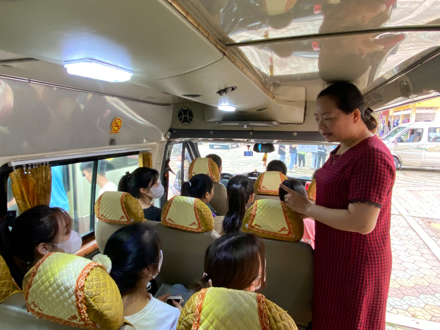 Cô Thanh căn dặn học sinh lưu ý trong buổi làm thủ tục. Ảnh Ngô Chuyên.