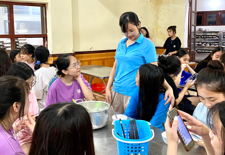 Những lời động viên, lời chúc từ cô giáo nhắn nhủ đến học sinh của mình. Ảnh Ngô Chuyên.