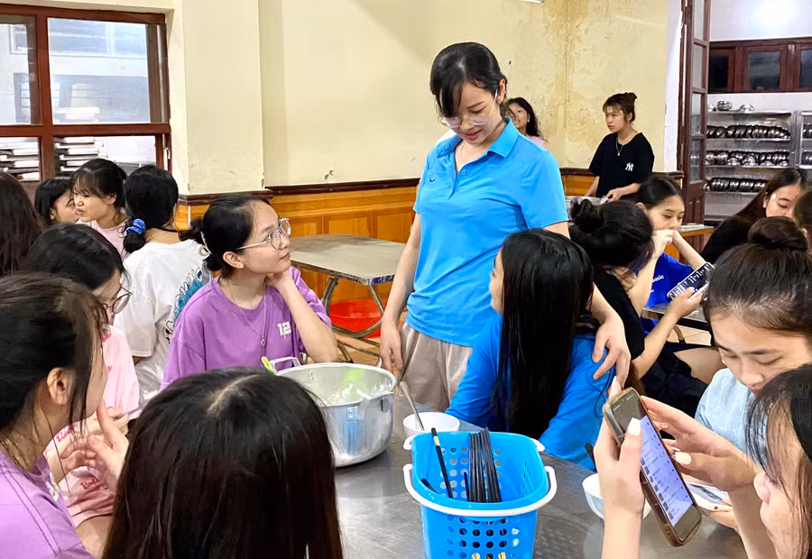 Những lời động viên, lời chúc từ cô giáo nhắn nhủ đến học sinh của mình. Ảnh Ngô Chuyên.