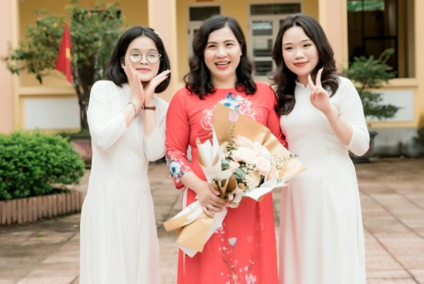 Cô Lê Thị Kim Nhung - tổ trưởng tổ chuyên môn, Trường THPT Hương Khê (Hà Tĩnh) cùng học trò. Ảnh NVCC.