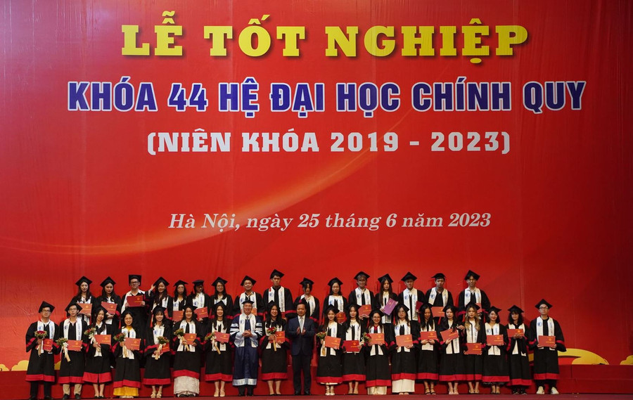 Quang cảnh buổi lễ tốt nghiệp.