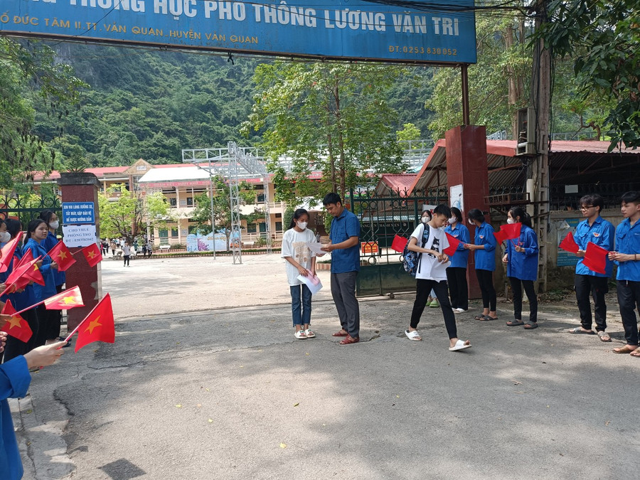 Tiếng trống báo hết giờ làm bài, thầy Triệu Quốc Hưng, Hiệu trưởng Trường PTDTBT TH &amp; THCS Liên Hội (huyện Văn Quan, tỉnh Lạng Sơn), rời khỏi chỗ chờ tiến gần điểm thi đến hỏi han học sinh.