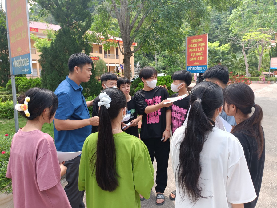 Nhóm học sinh của thầy Hưng đưa đi thi chia sẻ về quá trình làm bài.