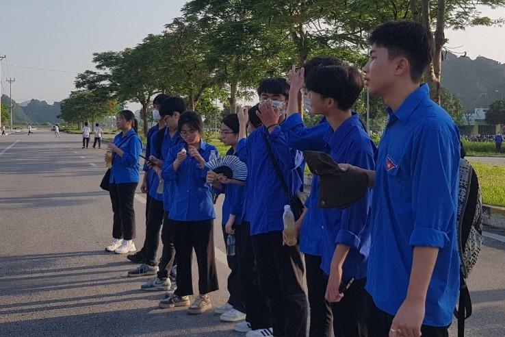 Các tình nguyện viên có mặt ở điểm thi từ sớm.