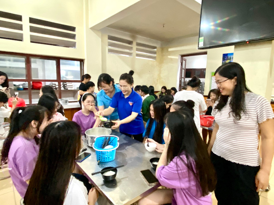 Các cô giáo động viên, hỏi han học trò trong đêm trước ngày diễn ra kỳ thi. Ảnh Ngô Chuyên.