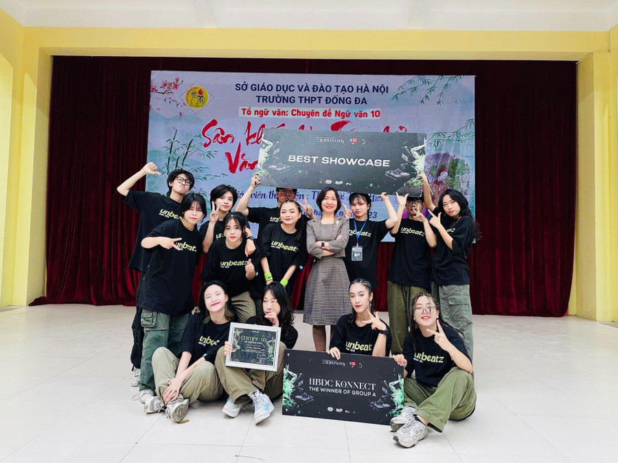 Cô Trần Thị Bích Hợp - Hiệu trưởng Trường THPT Đống Đa học sinh.