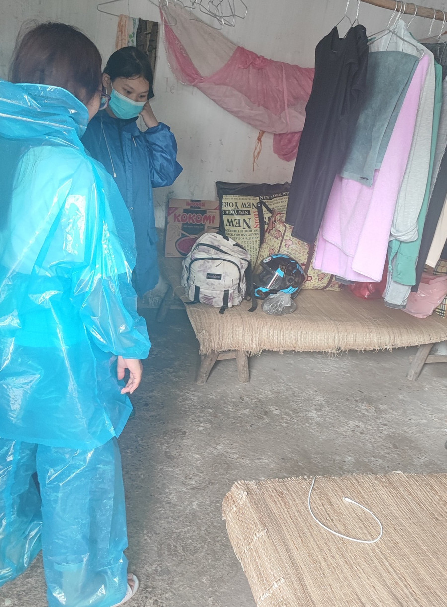 Cô Hoàng Thị Kim Thoa – giáo viên chủ nhiệm lớp 12B, Trường THPT Lộc Bình cùng đồng nghiệp đội mưa 30km đi đón học trò đi thi. Ảnh NTCC. Cô Hoàng Thị Kim Thoa – giáo viên chủ nhiệm lớp 12B, Trường THPT Lộc Bình cùng đồng nghiệp đội mưa 30km đi đón học trò đi thi. Ảnh NTCC.