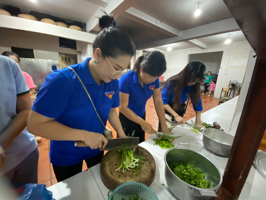 Mỗi người một việc, cố gắng để có những bát cháo gà ngon lành bồi dưỡng buổi tối cho học sinh ôn bài. Ảnh Ngô Chuyên.