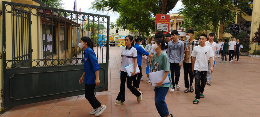 Thí sinh kết thúc môn thi tổ hợp. Thí sinh kết thúc môn thi tổ hợp.