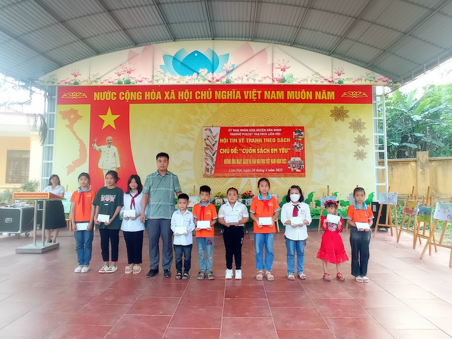 Thầy Triệu Quốc Hưng và các thầy cô trong trường luôn cố gắng tổ chức nhiều hoạt động để học sinh tham gia. Thầy Triệu Quốc Hưng và các thầy cô trong trường luôn cố gắng tổ chức nhiều hoạt động để học sinh tham gia.