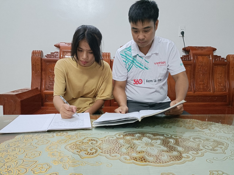 Em Phùng Thị Hương Giang học sinh lớp 9 Trường PTDTBT TH &amp; THCS Liên Hội được thầy Hưng đón về nhà hỗ trợ ăn ở, đi lại trong những ngày tham dự kỳ thi vào lớp 10.