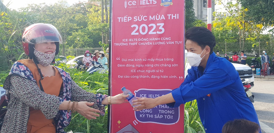 Sáng nay môn thi đầu tiên là môn Ngữ văn. Sáng nay môn thi đầu tiên là môn Ngữ văn.