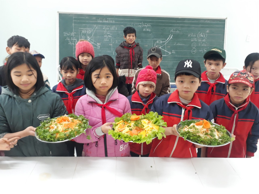 Nhà trường luôn có những hoạt động ngoại khóa để tạo sự hứng thú cho học sinh. Nhà trường luôn có những hoạt động ngoại khóa để tạo sự hứng thú cho học sinh.