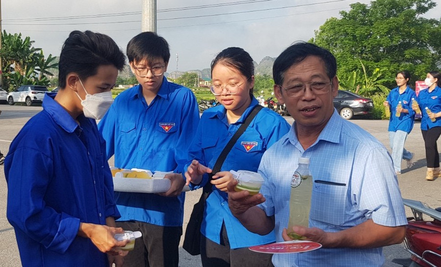 Tình nguyện viên sẽ phát tặng phụ huynh các phần bánh và nước từ nhà hảo tâm.