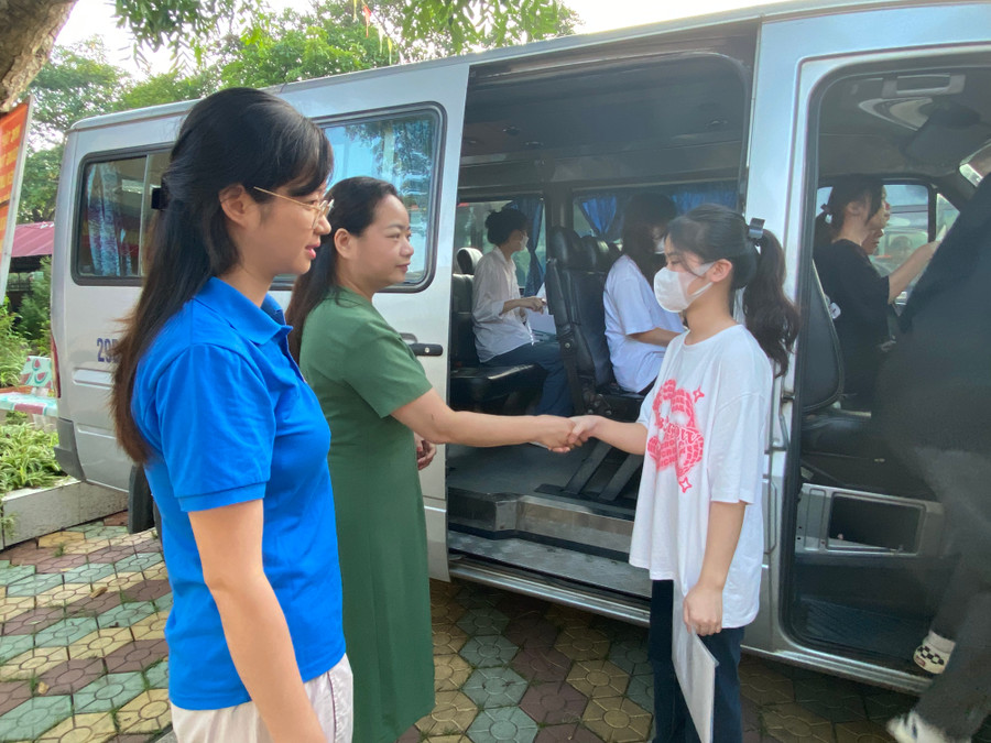 Các cô động viên, cỗ vũ tinh thần học sinh trong ngày thi đầu tiên. Ảnh Ngô Chuyên.