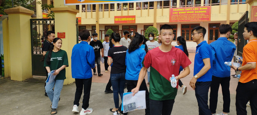 Thí sinh tại điểm thi Trường THPT Lộc Bình (Lạng Sơn) Thí sinh tại điểm thi Trường THPT Lộc Bình (Lạng Sơn)
