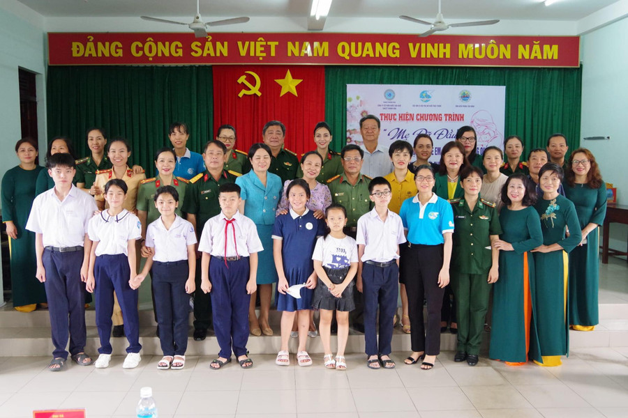 Tổng trị giá các phần quà gần 30 triệu đồng. Tổng trị giá các phần quà gần 30 triệu đồng.