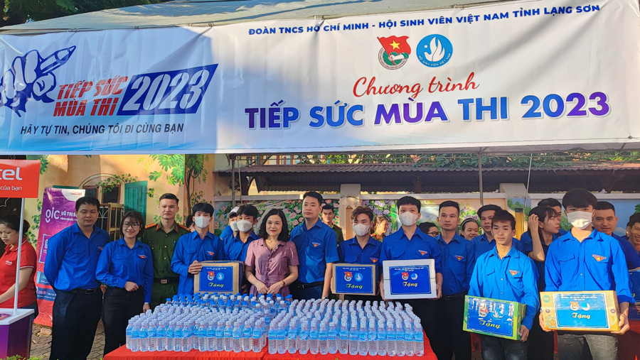 Các tình nguyện viên có mặt từ sớm hỗ trợ thí sinh.