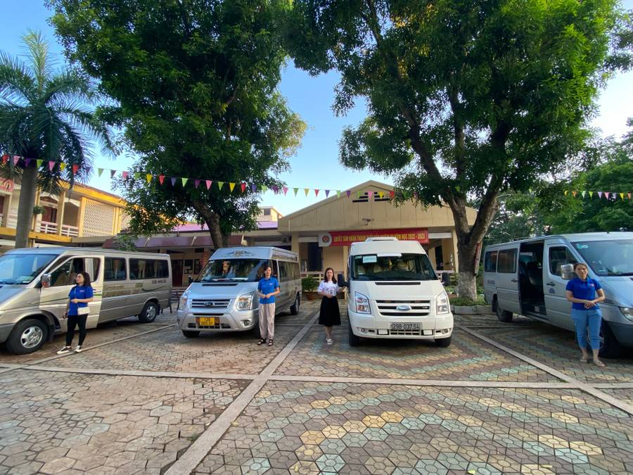 Tại Trường THPT DTNT tỉnh Lạng Sơn giáo viên có mặt từ sớm để hướng dẫn và cùng tài xế đưa đón học sinh. Ảnh Ngô Chuyên.