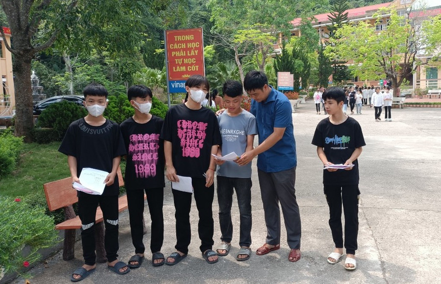 Nhiều thí sinh ra khỏi phòng thi là bàn luận về kết quả bài làm của mình.