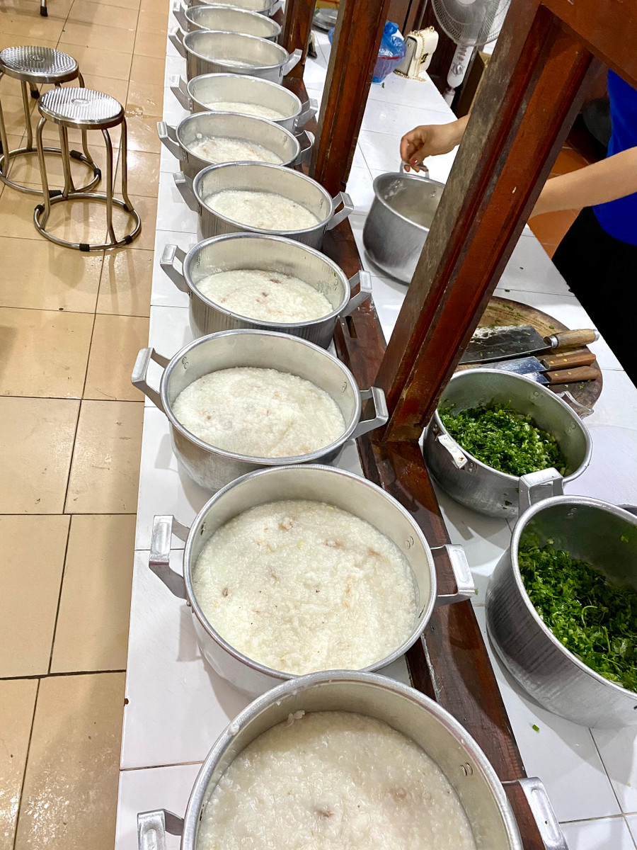 Tất cả đã sẵn sàng chờ học sinh. Ảnh Ngô Chuyên.