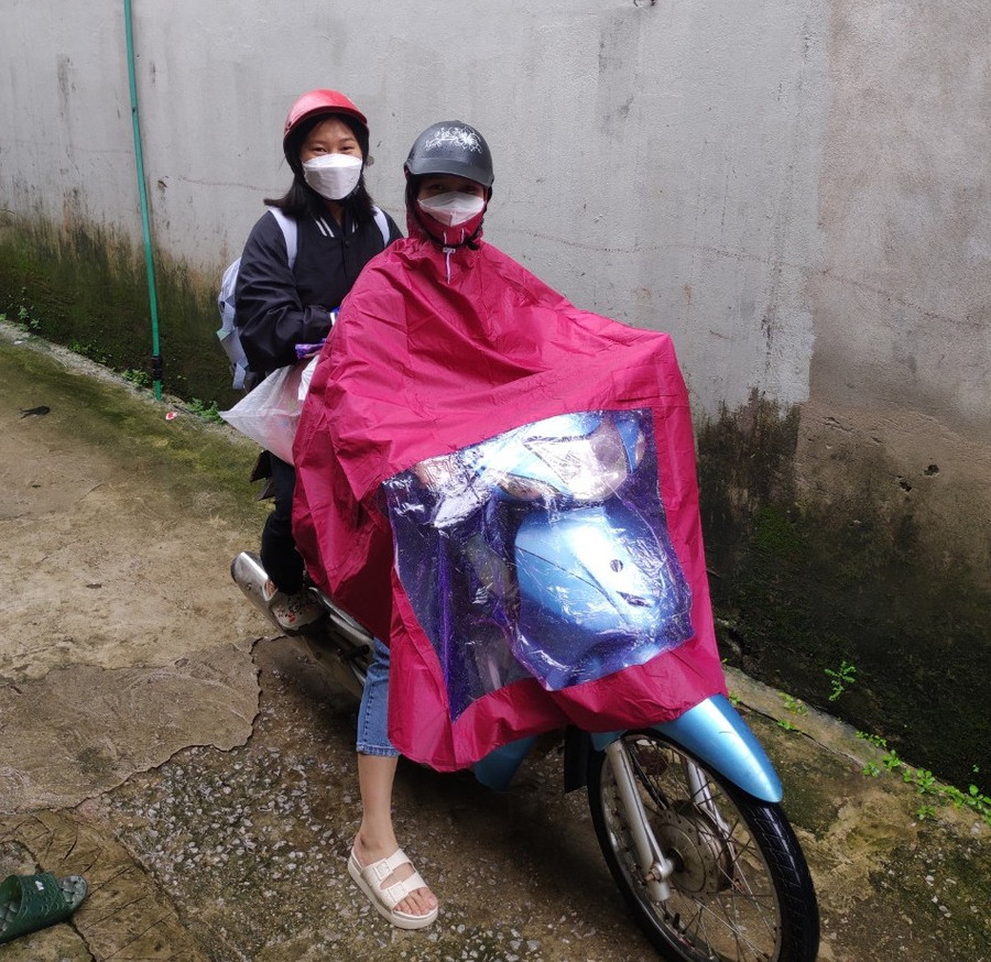 Giáo viên Trường THPT Lộc Bình đón và đưa học sinh đến phòng trọ. Ảnh NTCC. Giáo viên Trường THPT Lộc Bình đón và đưa học sinh đến phòng trọ. Ảnh NTCC.