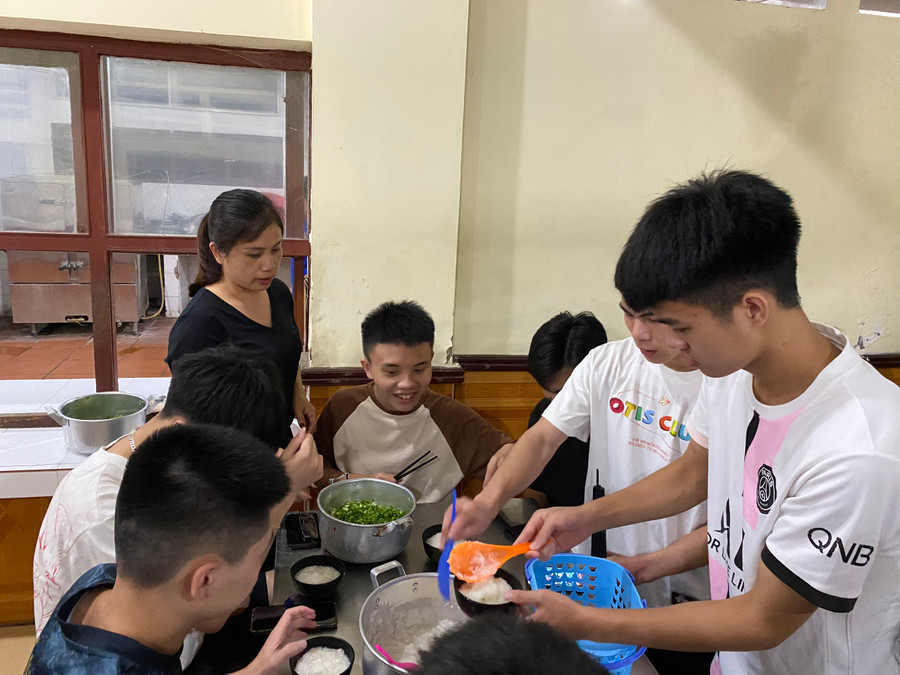 Những khuôn mặt tươi cười, trò chuyện chia sẻ cùng cô giáo. Ảnh Ngô Chuyên.