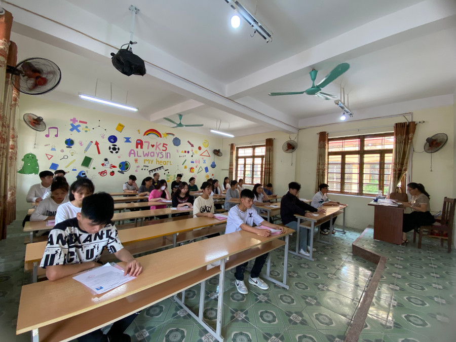 Thí sinh nghe phổ biến quy chế thi. Ảnh Ngô Chuyên. Thí sinh nghe phổ biến quy chế thi. Ảnh Ngô Chuyên.