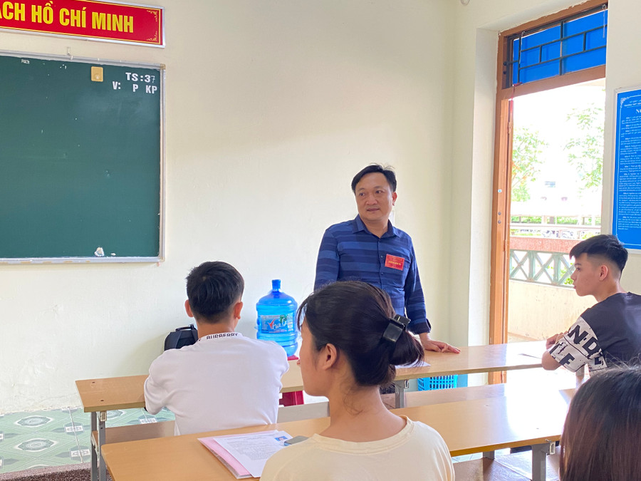 Thầy Bùi Ngọc Đồng, Hiệu trưởng Trường THPT Văn Quan, Trưởng điểm thi Trường THPT Hoàng Văn Thụ (Lạng Sơn) động viên thí sinh tại buổi làm thủ tục thi. Ảnh Ngô Chuyên. Thầy Bùi Ngọc Đồng, Hiệu trưởng Trường THPT Văn Quan, Trưởng điểm thi Trường THPT Hoàng Văn Thụ (Lạng Sơn) động viên thí sinh tại buổi làm thủ tục thi. Ảnh Ngô Chuyên.