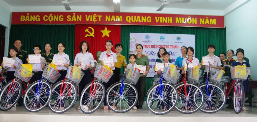 Quang cảnh buổi trao tặng quà.