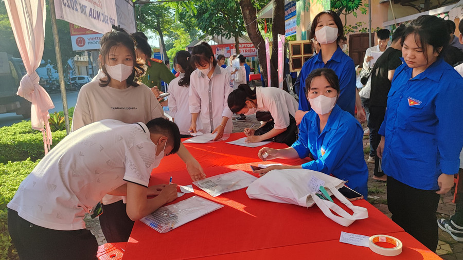 Hỗ trợ thí sinh gửi hành lý.