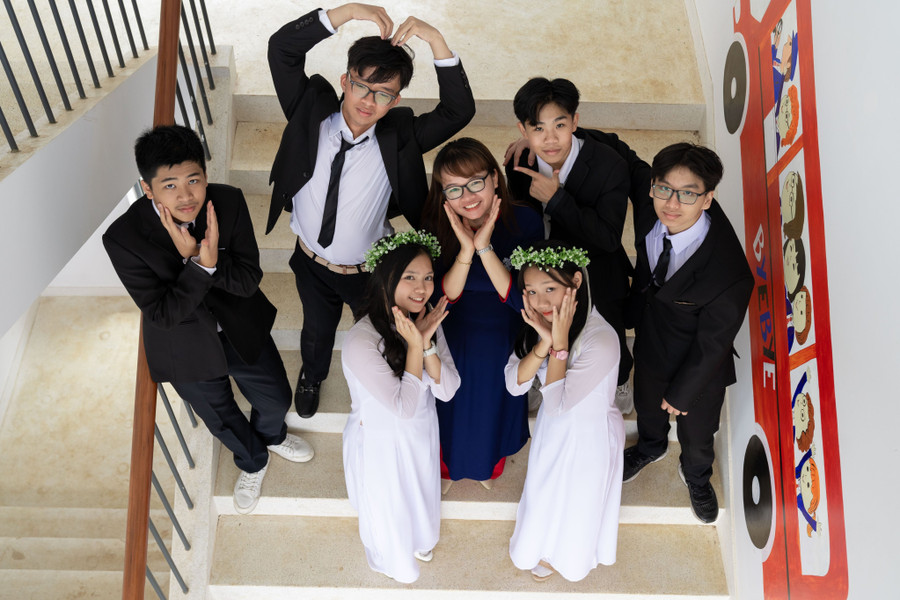 Cô Nông Thị Thu Thuỳ cùng học sinh lớp 12. Cô Nông Thị Thu Thuỳ cùng học sinh lớp 12.