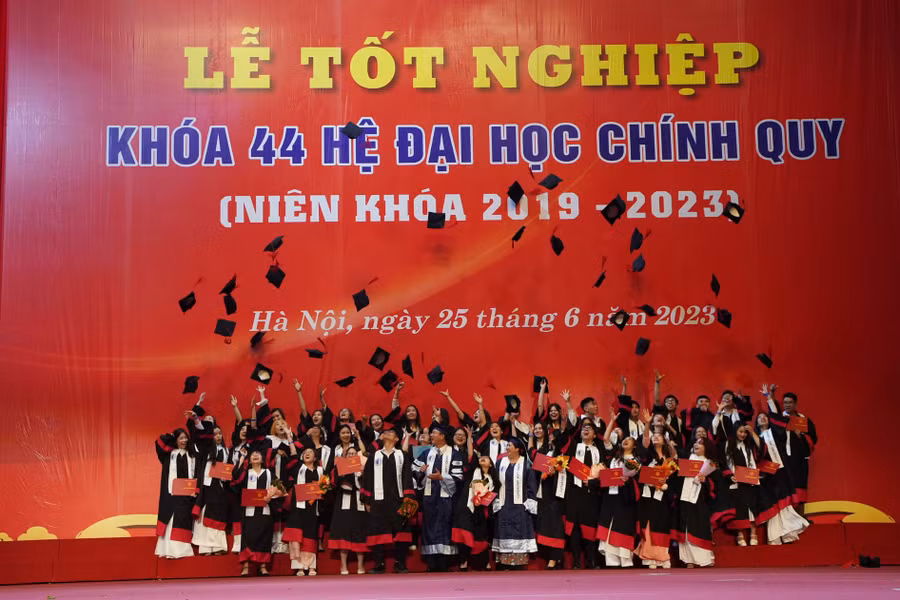 Nhiều sinh viên ăn mừng sau khi nhận bằng.