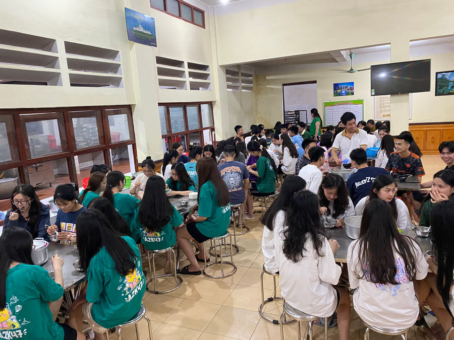 213 học sinh Trường THPT DTNT tỉnh Lạng Sơn được nhà trường hỗ trợ bữa ăn đêm. Ảnh Ngô Chuyên.
