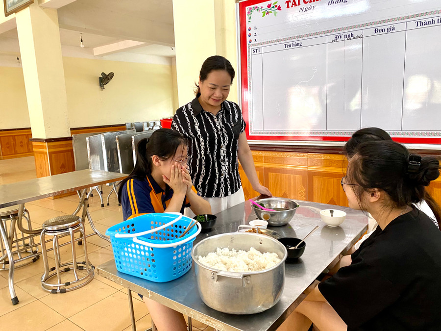 Cô Thanh hỏi han học sinh tình hình sức khoẻ, động viên học sinh. Ảnh Ngô Chuyên