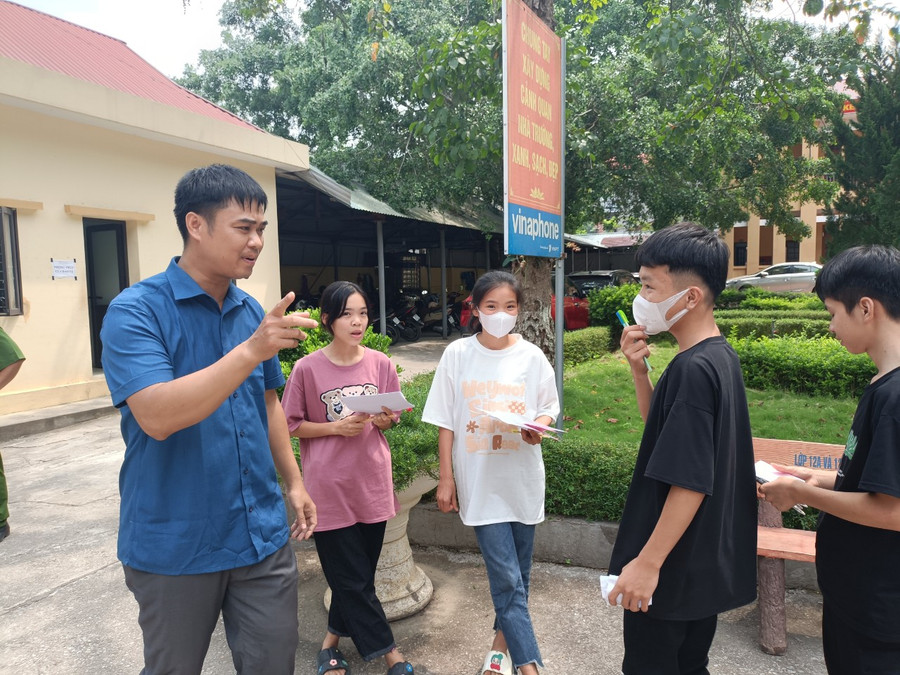 Thầy Triệu Quốc Hưng chia sẻ: &quot;Nhìn thấy nụ cười của học trò sau kết thúc buổi thi lòng tôi nhẹ nhõm. Các em đi thi như chính con của mình vậy, cũng thao thức, lo lắng và hồi hộp&quot;.