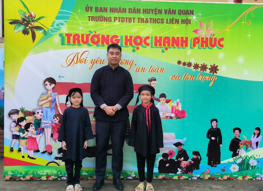 Thầy Triệu Quốc Hưng cùng học trò. Thầy Triệu Quốc Hưng cùng học trò.