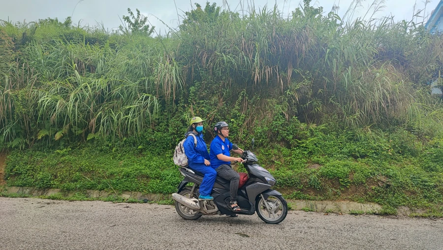 Giáo viên Trường THPT Lộc Bình (Lạng Sơn) đón học sinh đi thi.