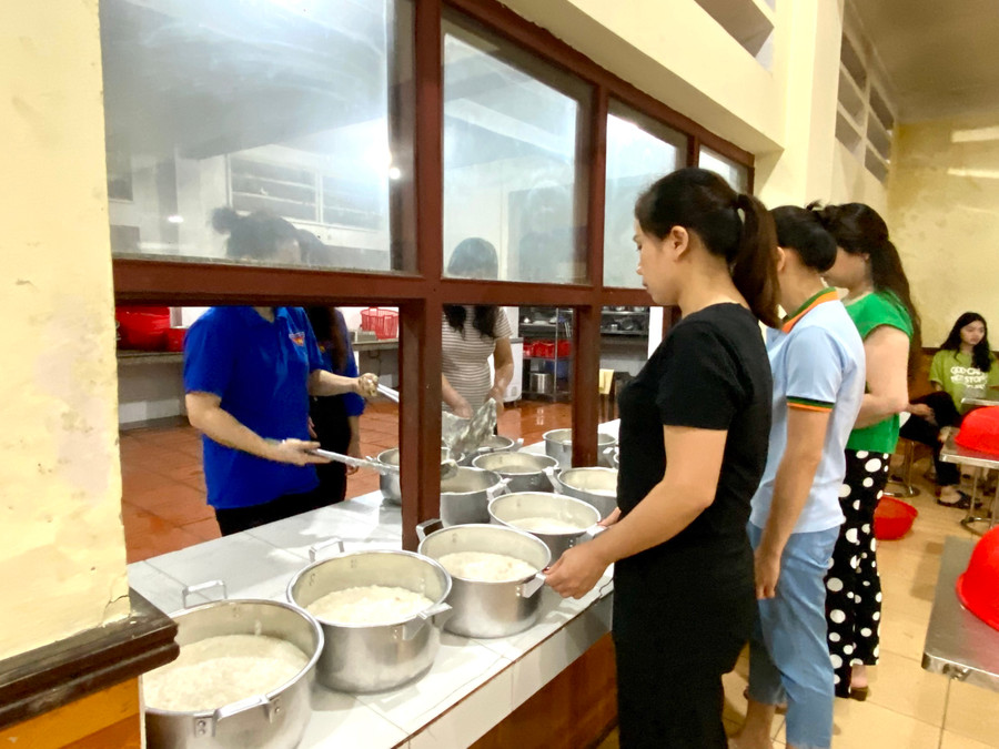 Nhà trường huy động hơn 10 thầy cô ở lại hỗ trợ, chăm lo, tiếp sức mùa thi cho học sinh trong thời gian diễn ra kỳ thi tốt nghiệp THPT. Ảnh Ngô Chuyên.