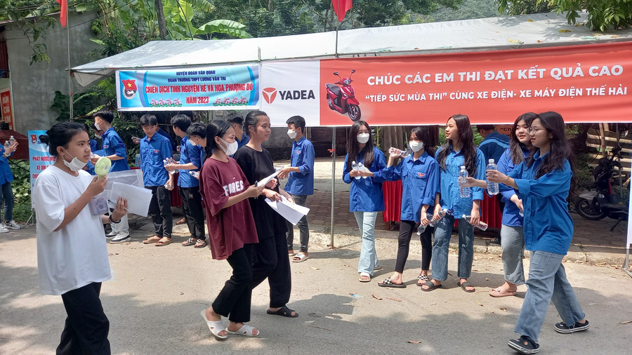 Tình nguyện viên hỗ trợ tiếp nước cho thí sinh sau buổi thi.