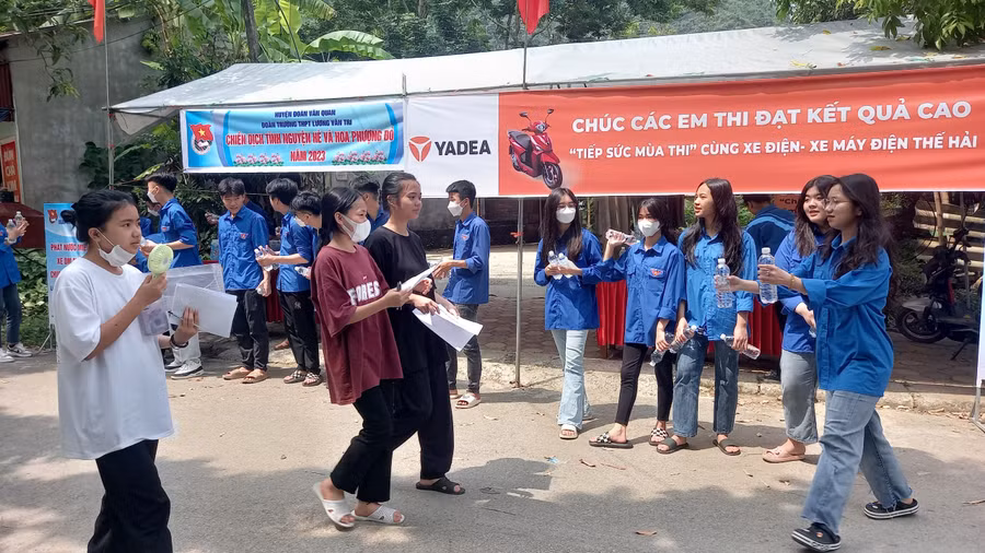 Tình nguyện viên hỗ trợ tiếp nước cho thí sinh sau buổi thi.