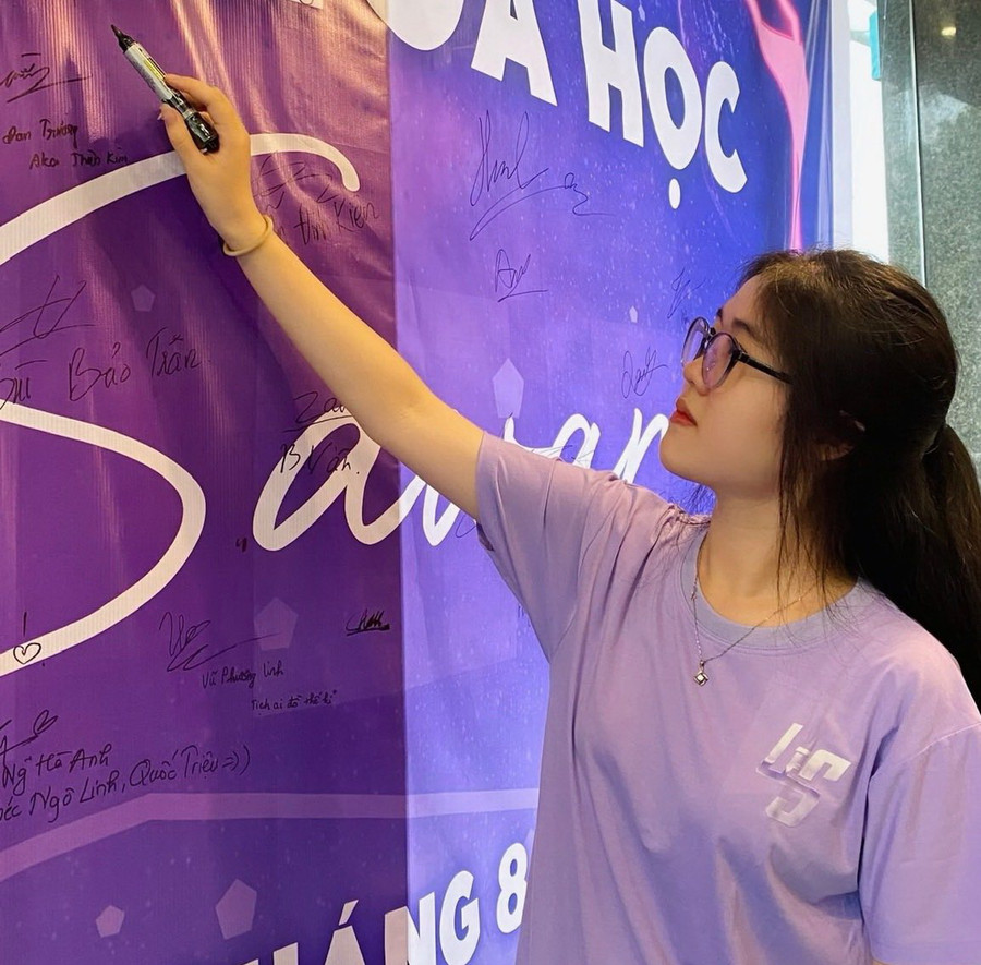 Ngoài thành tích học tập xuất sắc, Linh còn tích cực tham gia các hoạt động ngoại khóa. Ngoài thành tích học tập xuất sắc, Linh còn tích cực tham gia các hoạt động ngoại khóa.